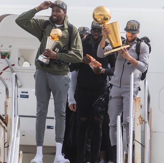 likhoa final photos of stephen curry of the golden state warriors stepping off the plane with the larry o brien championship trophy as he arrives at oakland international airport in oakland california 651e647d7ebda Final Photos Of Stephen Curry Of The Golden State Warriors Stepping Off The Plane With The Larry O'brien Championship Trophy As He Arrives At Oakland International Airport In Oakland, California.