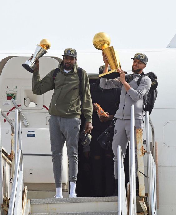 likhoa final photos of stephen curry of the golden state warriors stepping off the plane with the larry o brien championship trophy as he arrives at oakland international airport in oakland california 651e647e8b152 Final Photos Of Stephen Curry Of The Golden State Warriors Stepping Off The Plane With The Larry O'brien Championship Trophy As He Arrives At Oakland International Airport In Oakland, California.