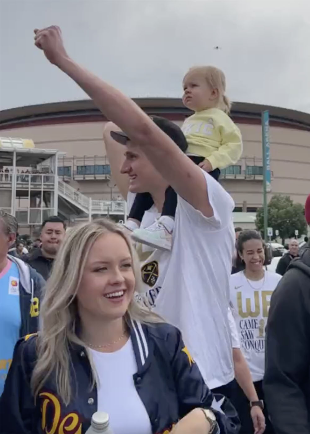 Nikola Jokic celebrates Nuggets' championship with family at parade -  radiozona.com.ar