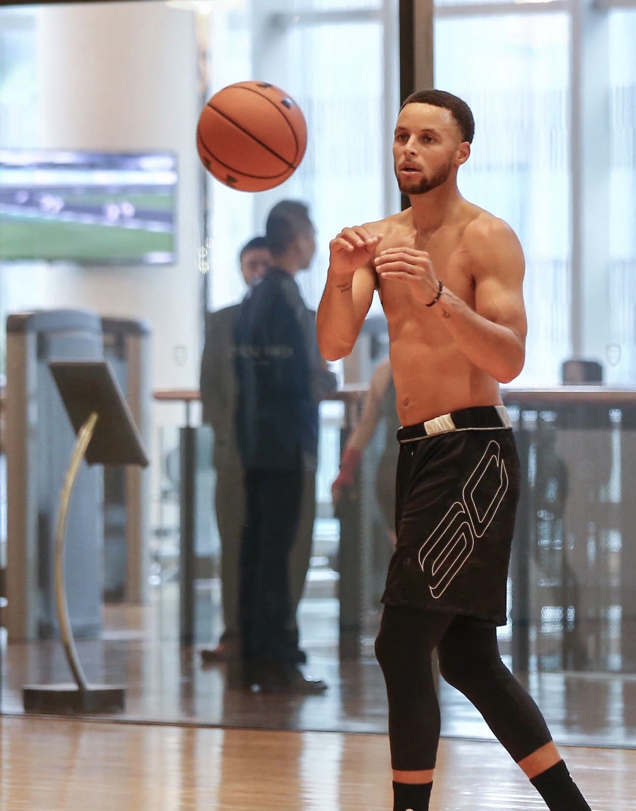StephenCurry works out in Manila, part of the Asia 2018 Under Armour Tour.  | Stephen curry workout, Stephen curry basketball, Stephen curry