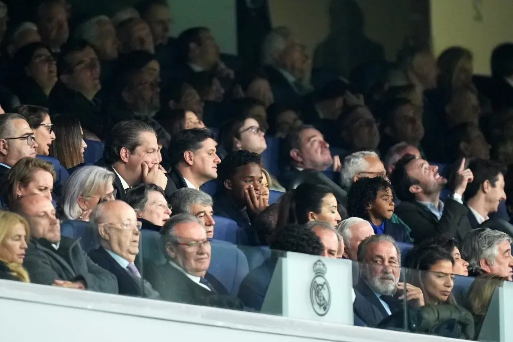 Endrick assiste a jogo do Real Madrid no Santiago Bernabéu e até arrisca  entrevista em espanhol