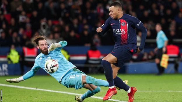 Paris St-Germain 3-1 Metz: Kylian Mbappe scores on birthday as brother  Ethan makes debut - BBC Sport