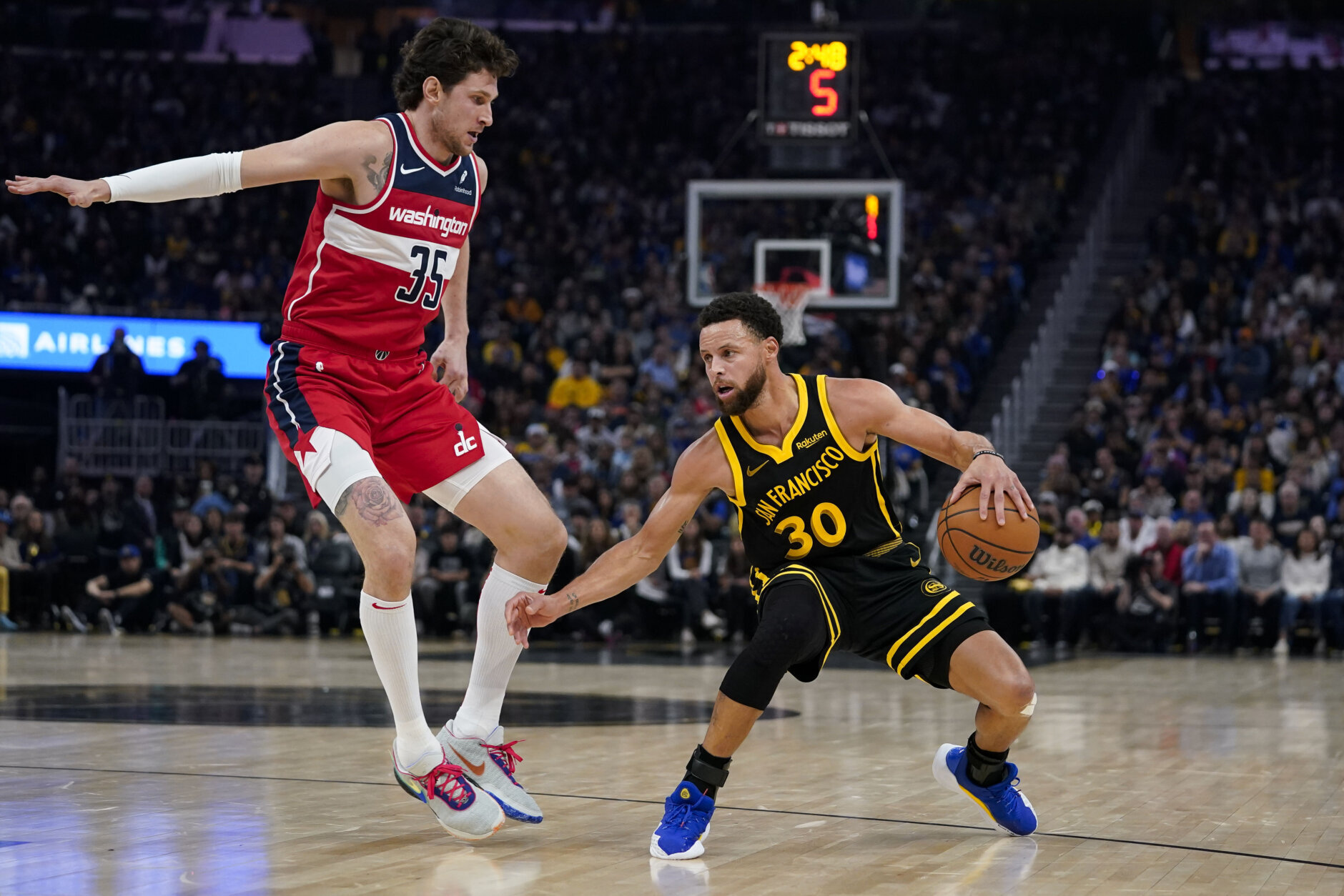 Stephen Curry outduels former teammate Jordan Poole to help Warriors beat  Wizards, 129-118 - WTOP News