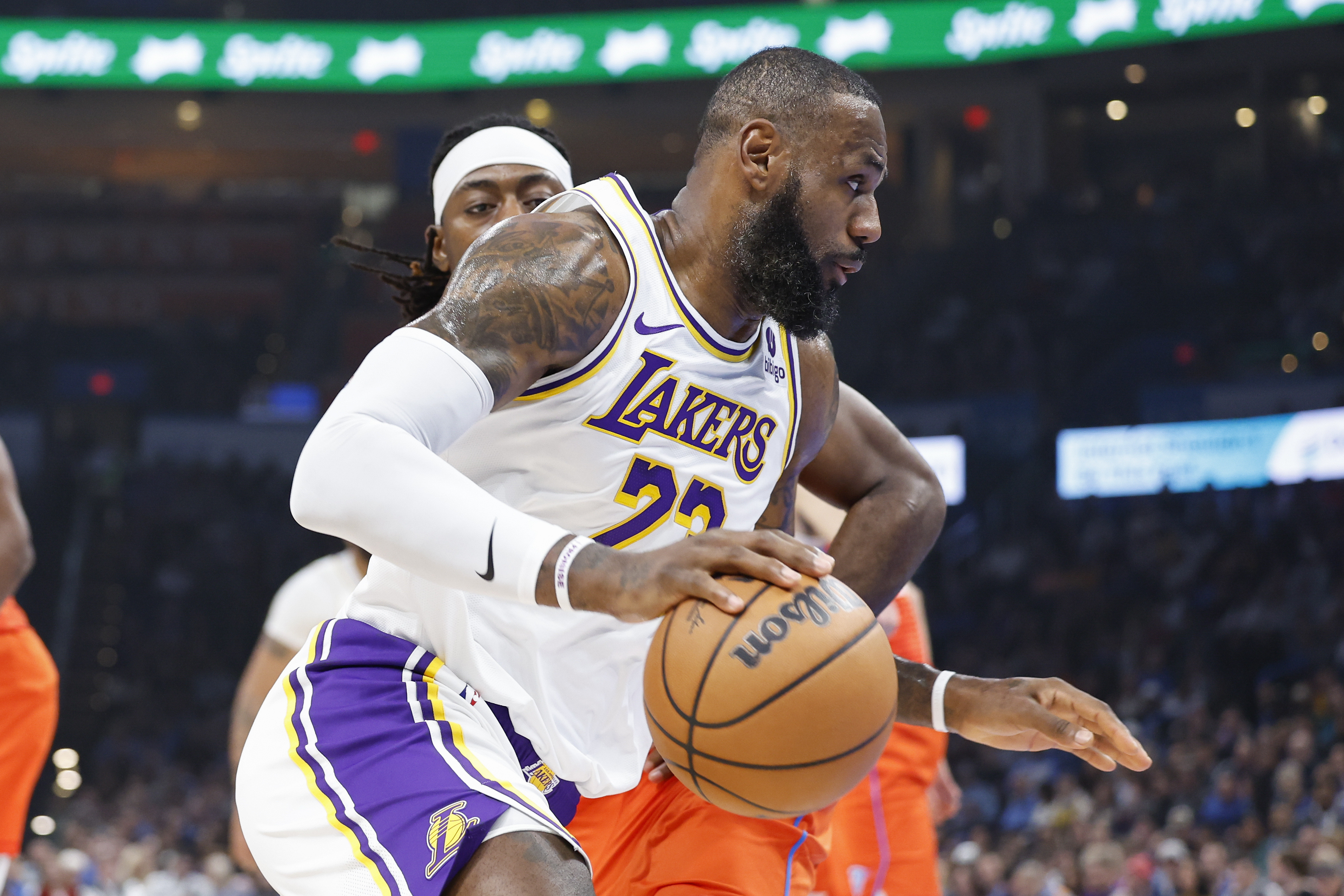 LeBron James scores 40 as Lakers top Thunder | Reuters