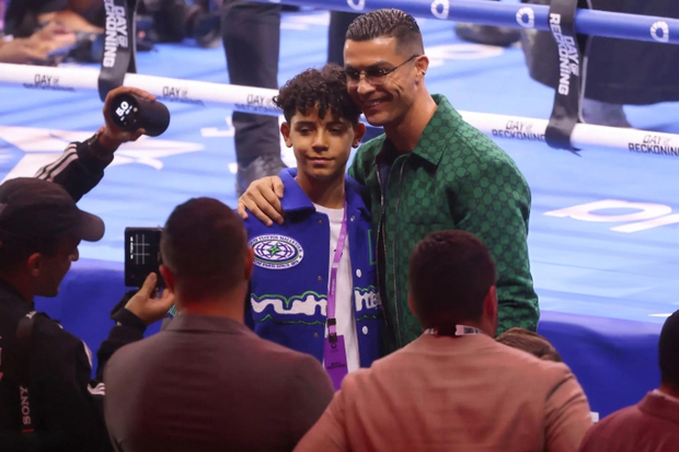 Ronaldo drives a billion-dollar supercar and wears a diamond ring when attending the event with his eldest son - Photo 4.