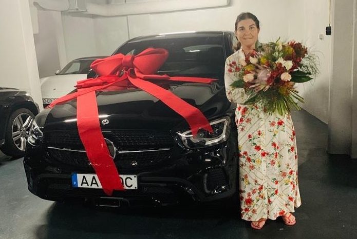 Dolores posed with her new car for an Instagram picture