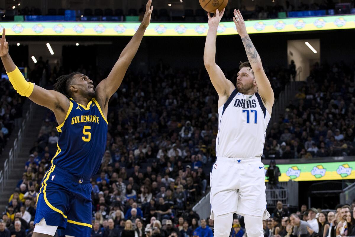 Doncic vuelve para anotar 39 puntos; Mavs vencen 132-122 a Warriors - San  Diego Union-Tribune en Español