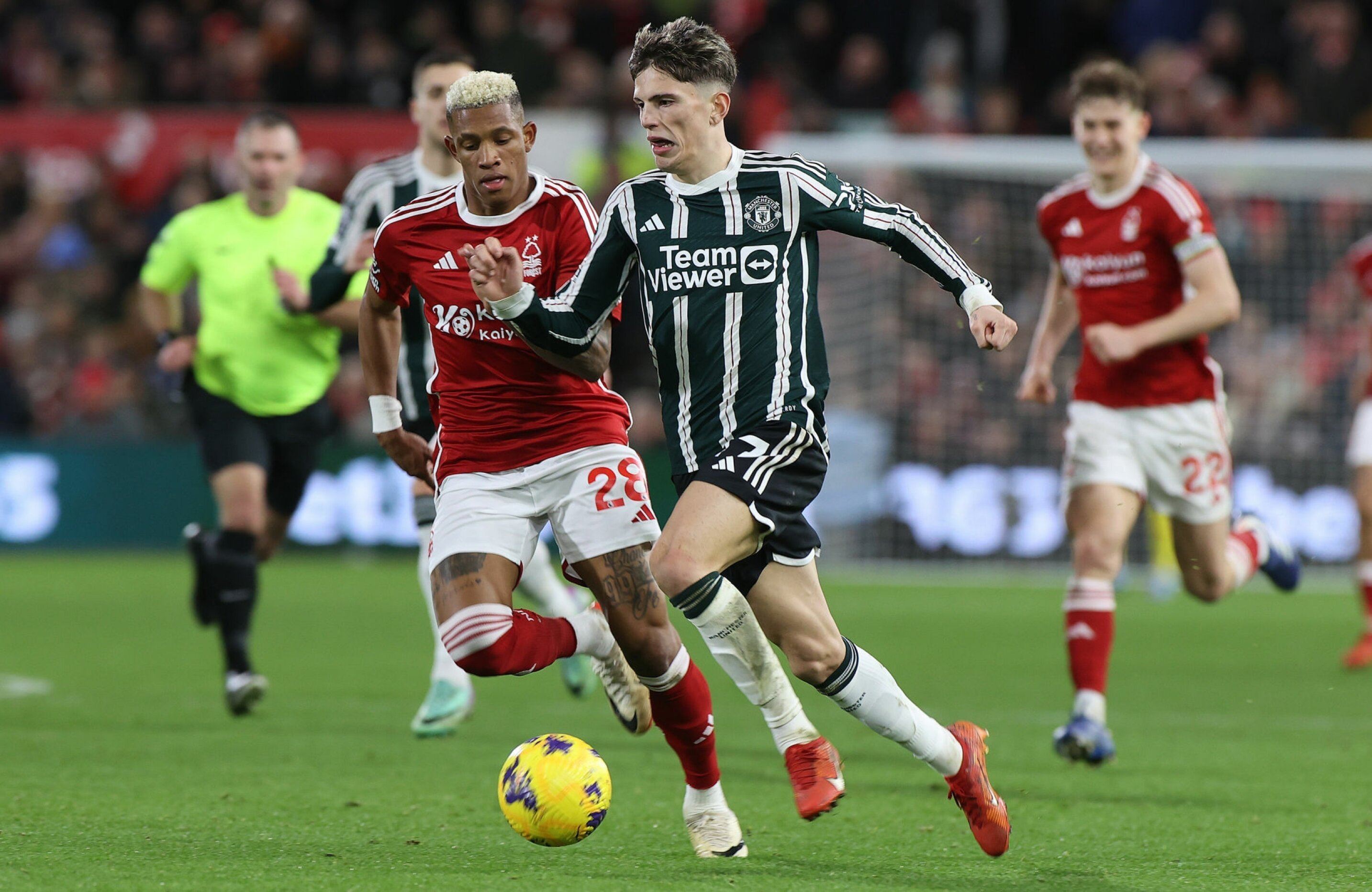 Kết quả Ngoại Hạng Anh: McTominay đá trung vệ, Man Utd thua Nottingham  Forest