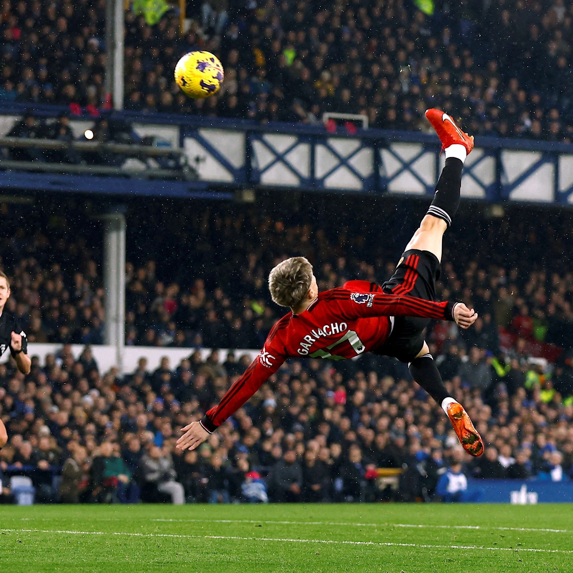 Man United's Garnacho scores overhead stunner in 3-0 win at Everton |  Reuters