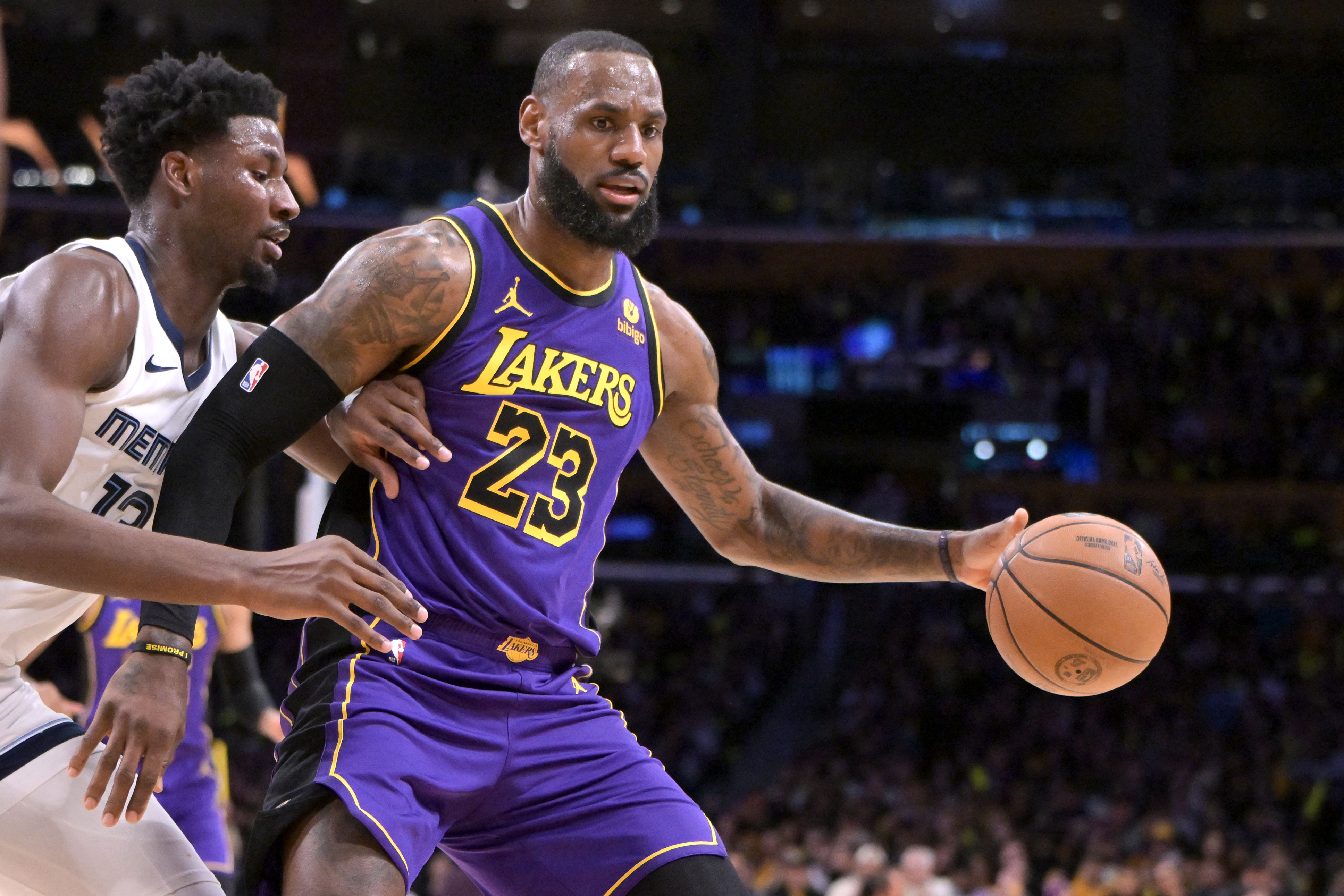 Fourth-quarter surge sends Grizzlies past Lakers | Reuters