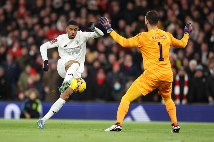 Nelson (white) could not score despite dribbling past goalkeeper Alisson.  Photo: Reuters