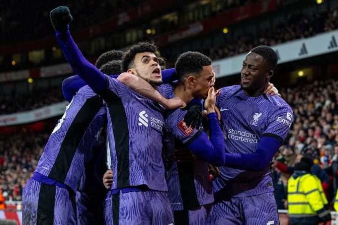 Liverpool players celebrate Luis Diaz's winning goal at Emirates Stadium, London, England on January 7.  Photo: Reuters