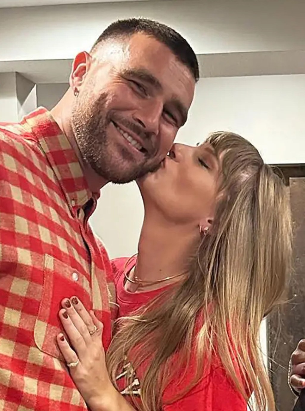 Taylor Swift kissing Travis Kelce's cheek