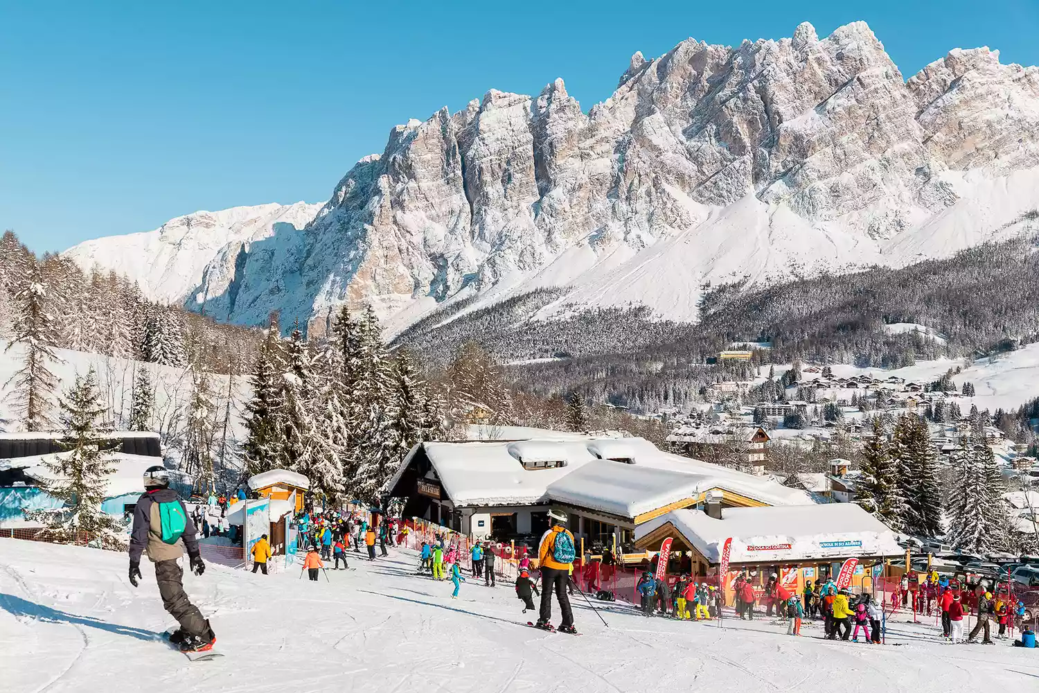 Người trượt tuyết trên tuyết ở Cortina d'Ampezzo