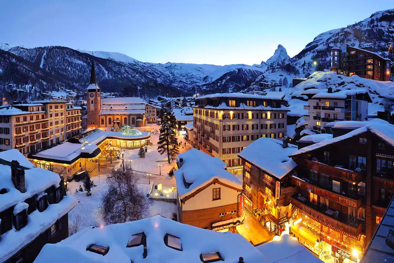 Ngôi làng ở Zermatt sáng đèn lúc chạng vạng