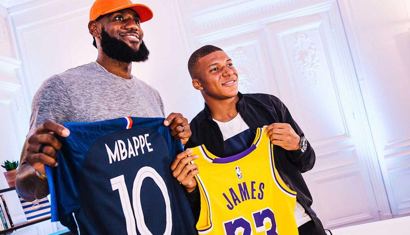 LeBron James cùng sao bóng đá Kylian Mbappe trình làng siêu phẩm Nike mới