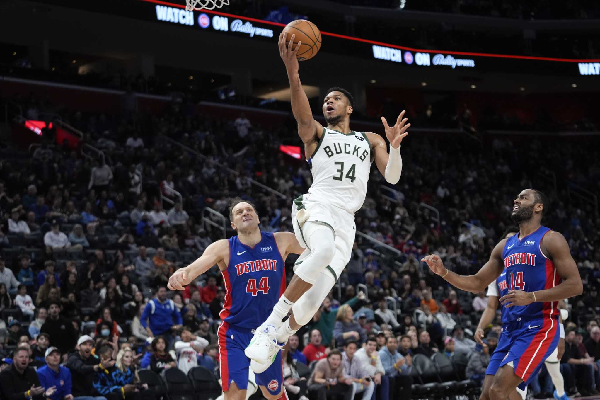 Lillard suma 45 puntos y 11 asistencias; Bucks derrotan 141-135 a Pistons