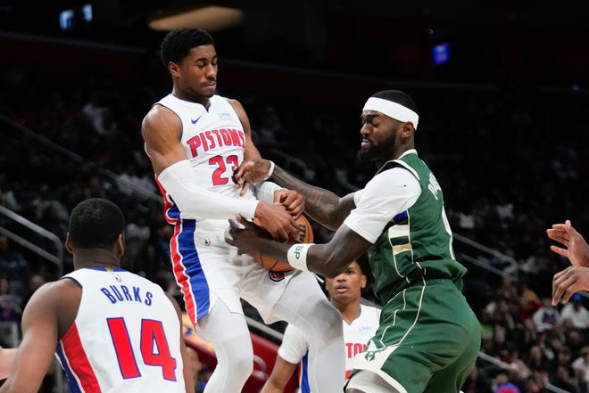 Người bảo vệ Detroit Pistons Jaden Ivey (23) và tiền đạo Bobby Portis (9) của Milwaukee Bucks tranh giành bóng trong hiệp một.