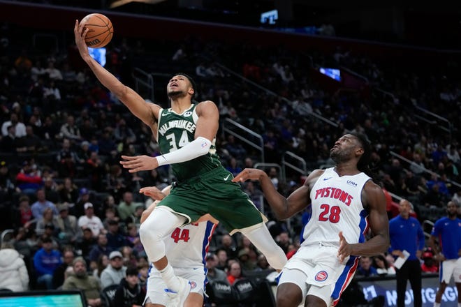 Tiền đạo Giannis Antetokounmpo (34) của Milwaukee Bucks lái xe vào trung tâm Detroit Pistons Isaiah Stewart (28) trong hiệp một.