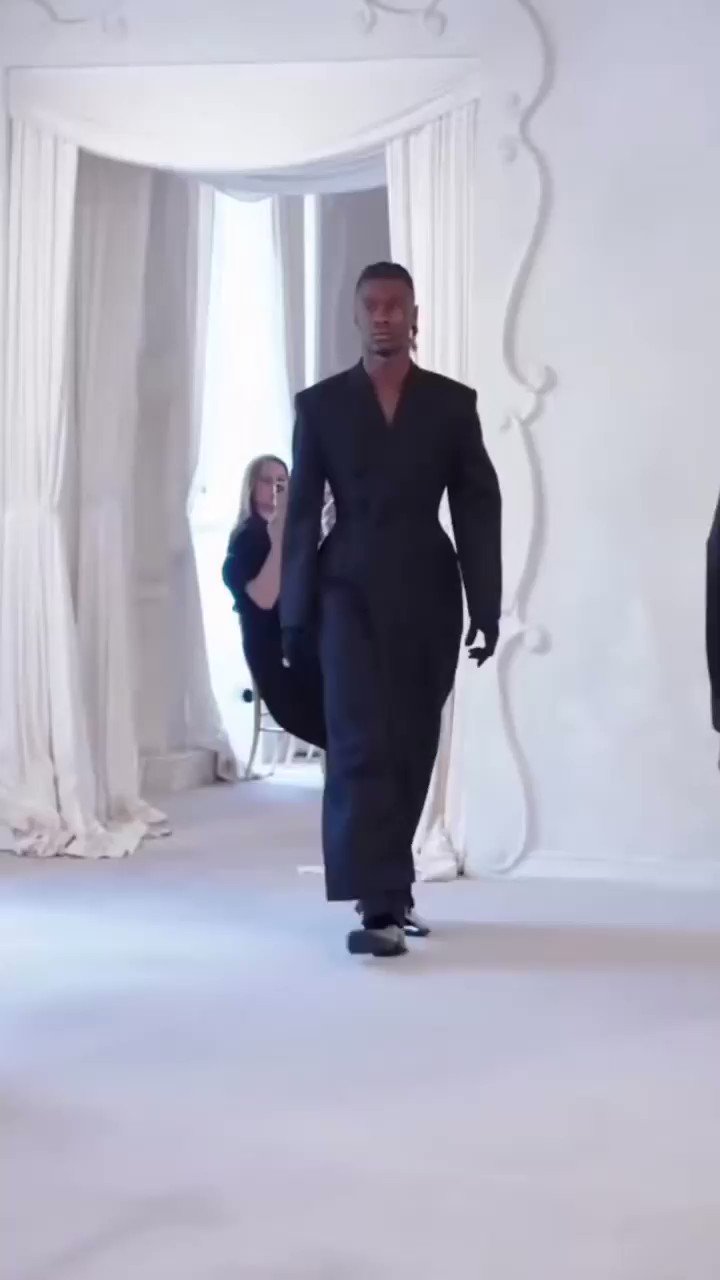 RealEspartaβ on X: "Eduardo Camavinga desfilando para Balenciaga en París. https://t.co/f6drtoPSHc" / X