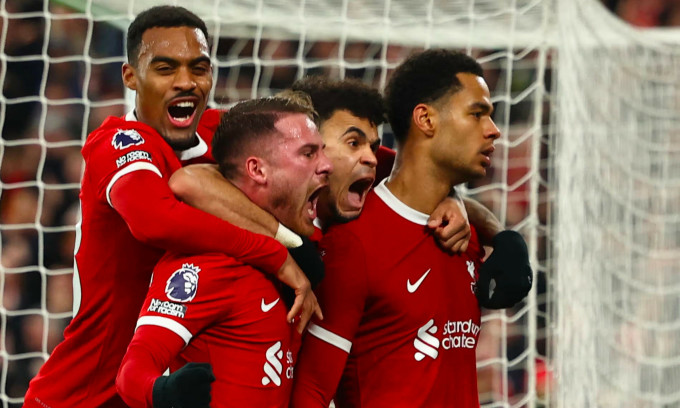 Striker Cody Gakpo (right) and his teammates celebrate the goal against Luton.  Photo: Reuters