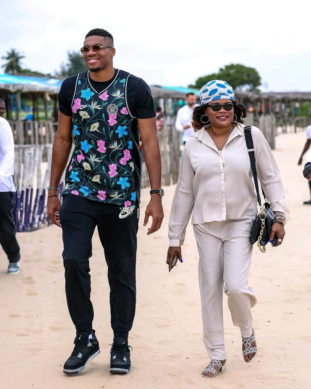 شقيق Edem عاد on X: "Ghanaian professional basketball player Giannis Kwame  Antetokounmpo, who plays for the Milwaukee Bucks, was spotted with his mom  at the Labadi beach later today.  ️ https://t.co/81eAsF9jMt" /