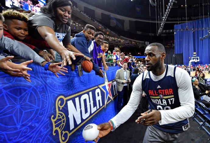 Ronaldinho agita treino do All-Star, e LeBron é o mais badalado pela torcida