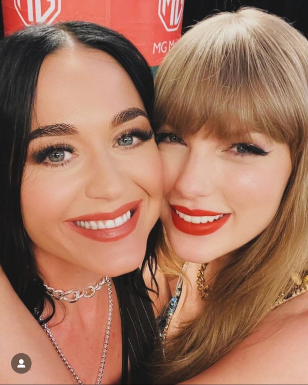 Katy Perry after The Eras Tour: Shows off photo of Taylor Swift cheek-by-jowl, has a strange expression when listening to the song where the owner insults her! - Photo 3.