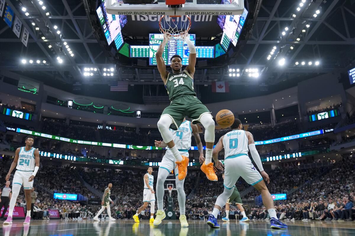 Bucks roll to 123-85 blowout of Hornets for their third consecutive victory - The San Diego Union-Tribune