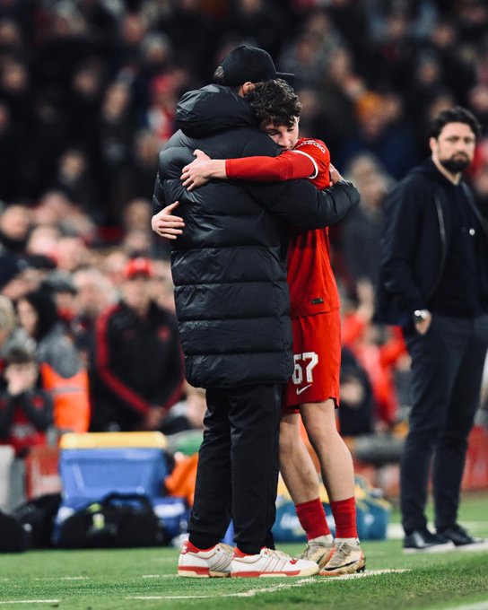 Klopp and Koumas hugging after Koumas is subbed off in Liverpool vs Southampton.