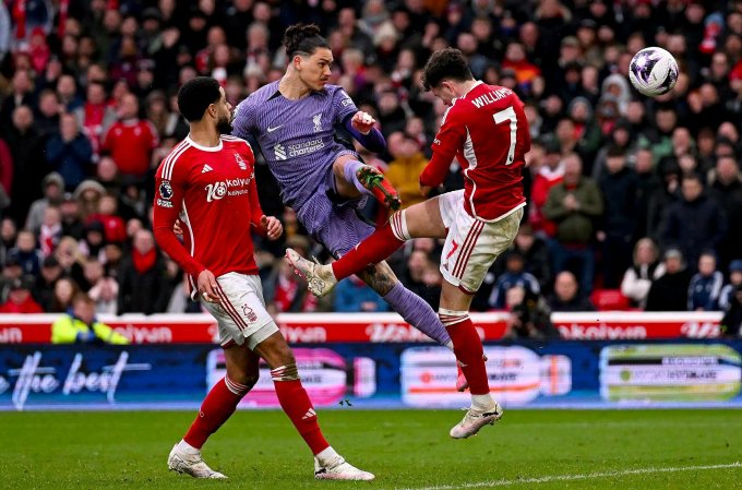 Darwin Nunez's header (center) brought three points to Liverpool. Photo: LFC