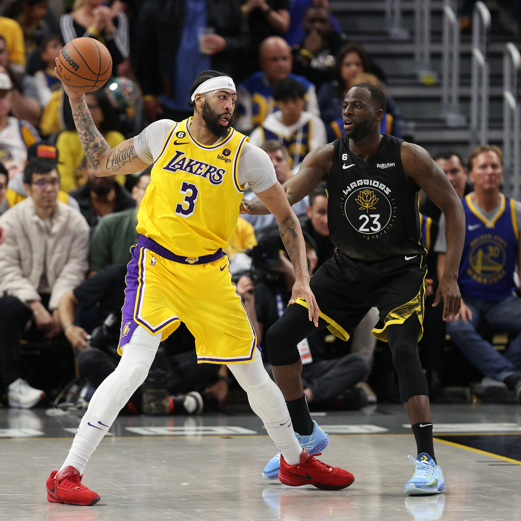 Anthony Davis Leads Lakers Past Golden State - The New York Times