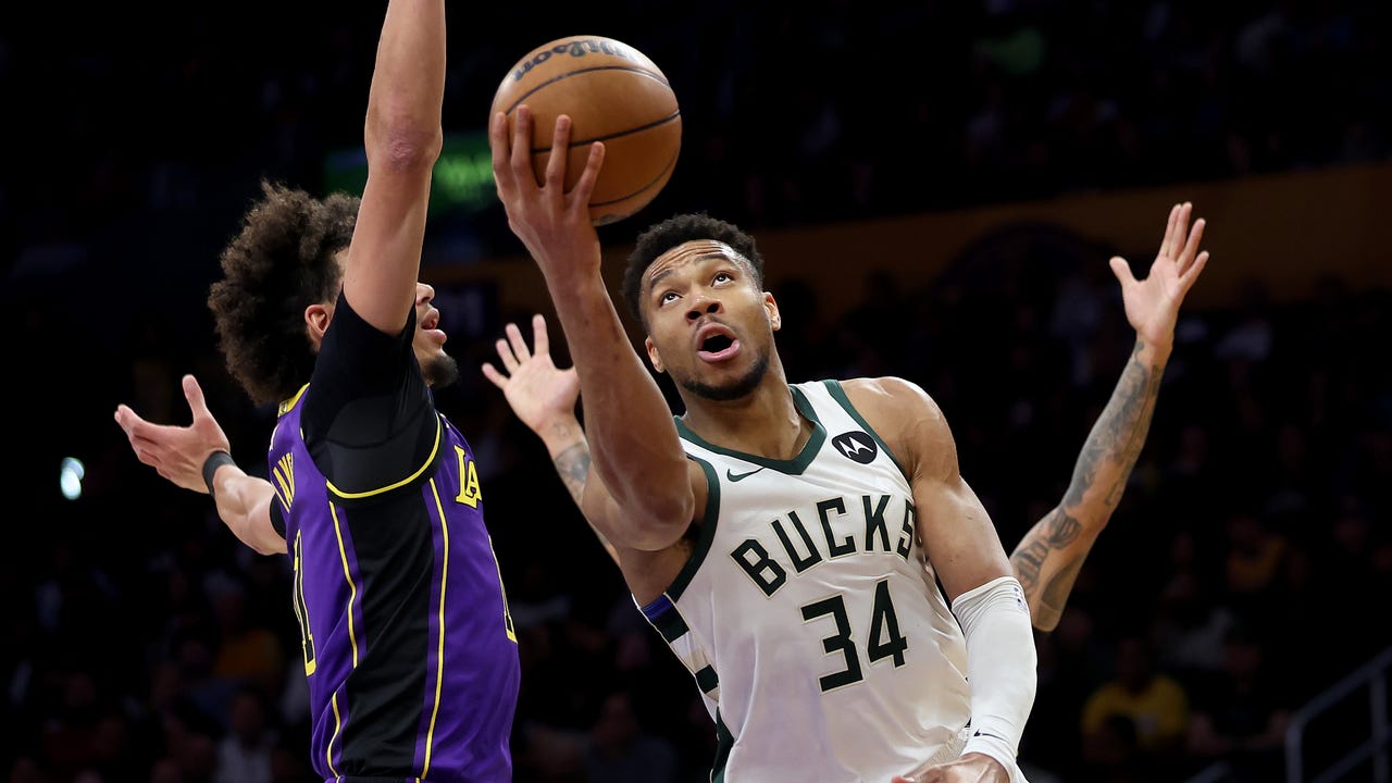 Lakers edge Bucks 123-122 in final seconds