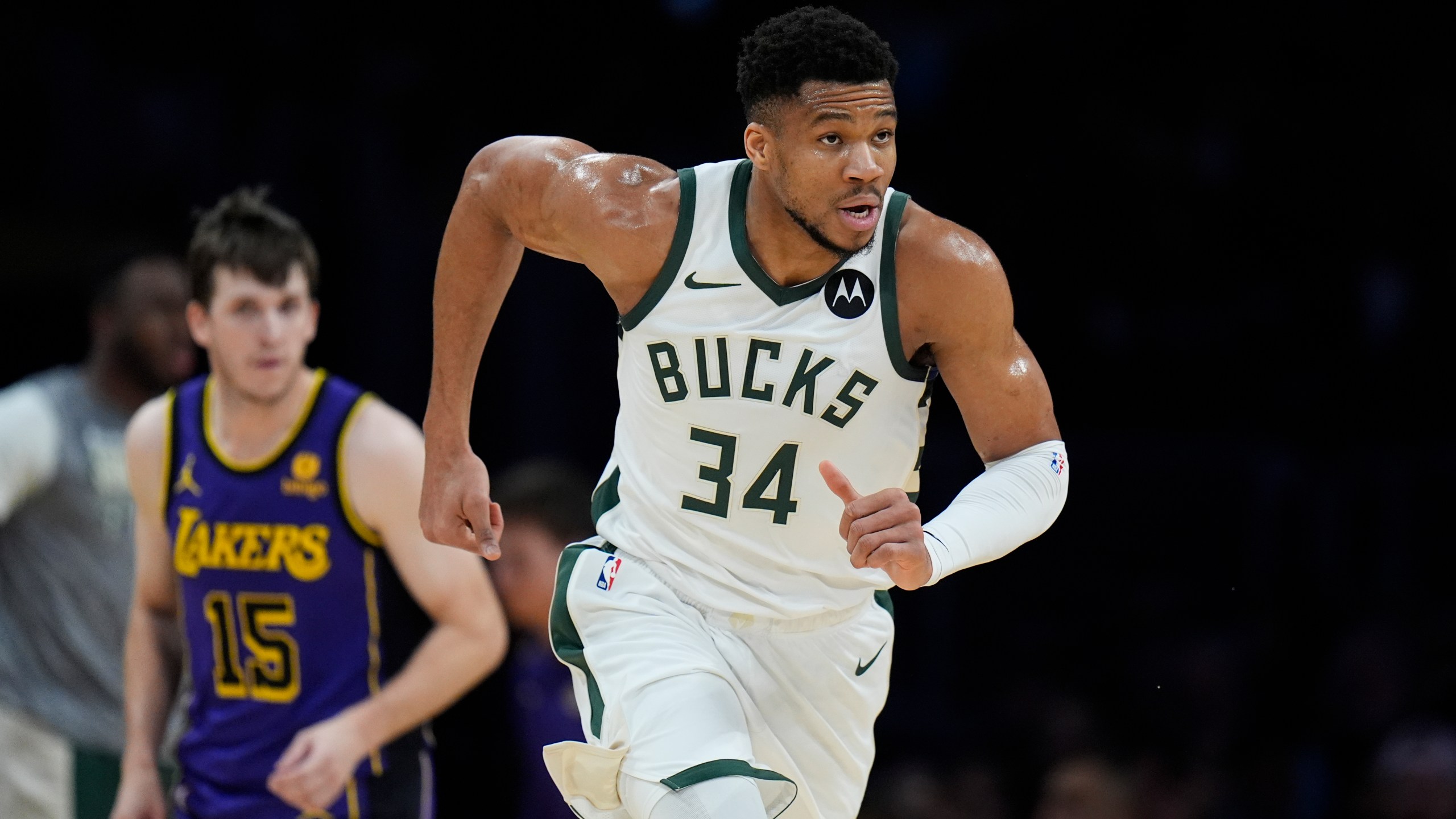 D'Angelo Russell scores 44 points in LeBron-less Lakers' stunning 123-122  win over Bucks – KXAN Austin