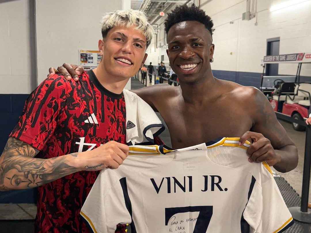 Alejandro Garnacho receives signed shirt with message from Vinicius Jr | Manchester United