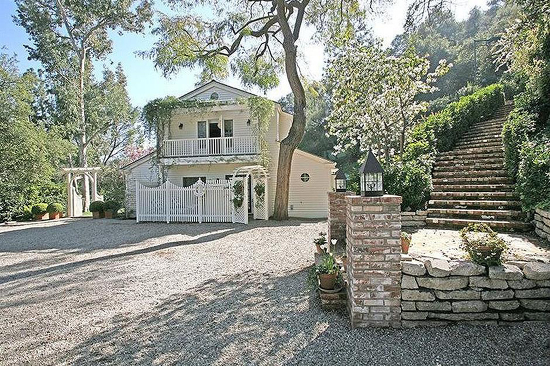 Old house in Beverly Hills, California - Photo: Zillow