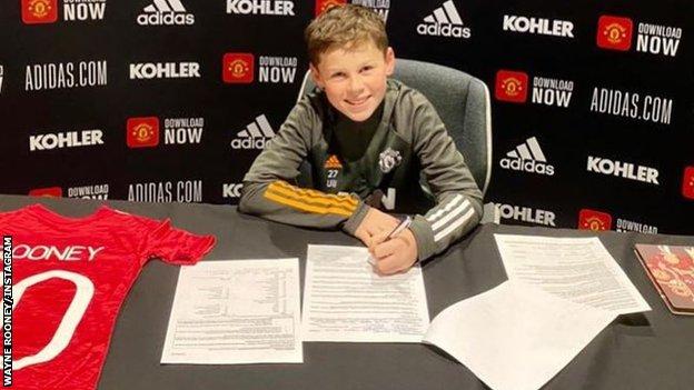 Wayne Rooney's son Kai signs for Manchester United - BBC Sport