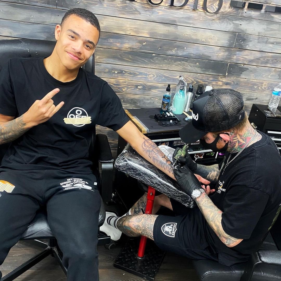 United Journal on X: "Mason Greenwood has got himself a new tattoo #mufc #mujournal https://t.co/rvHMd12Gmz" / X