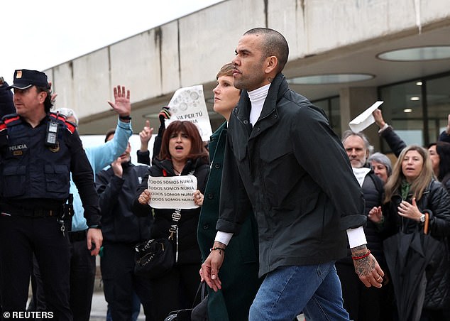 El hombre de 40 años fue puesto en libertad bajo fianza después de luchar al principio para reunir el millón de libras necesario.