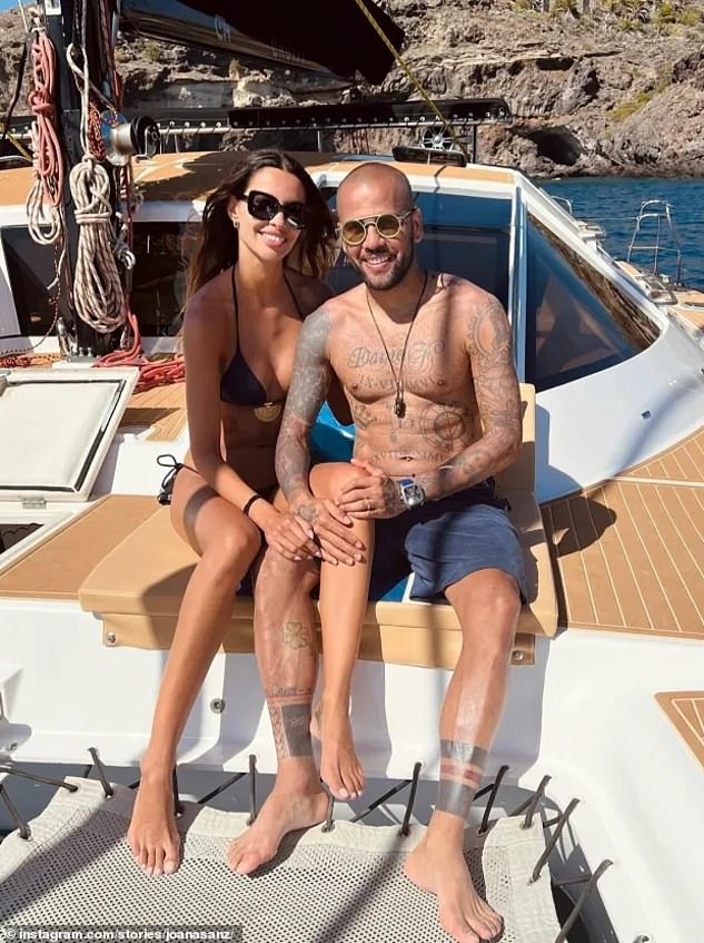 Dani Alves parece haberse reconciliado con su esposa Joana Sanz, de 31 años (en la foto de vacaciones hace unos años) después de ser puesta en libertad bajo fianza.