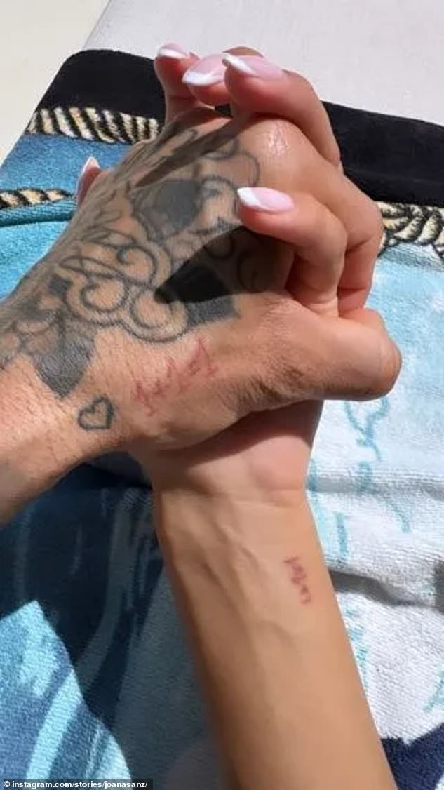 La modelo española compartió una foto el lunes de la pareja tomados de la mano, con lo que parecían ser tatuajes iguales de 1+1=1.