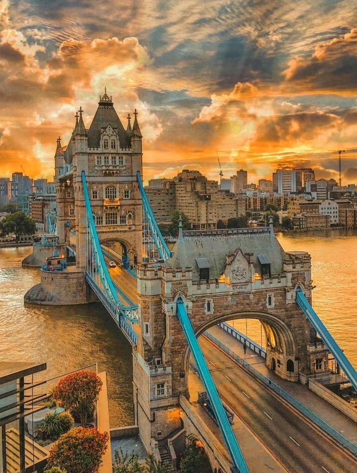 Có thể là hình ảnh về Tháp London và Cầu Tower