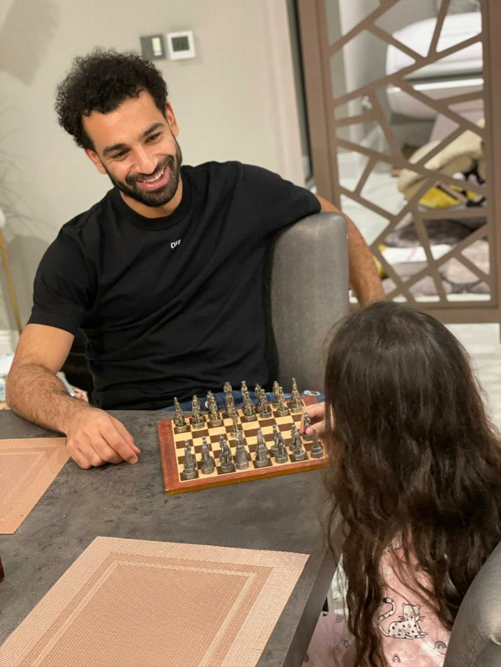 Mohamed Salah (Liverpool Fc Football/soccer player) playing chess with his  daughter : r/chess