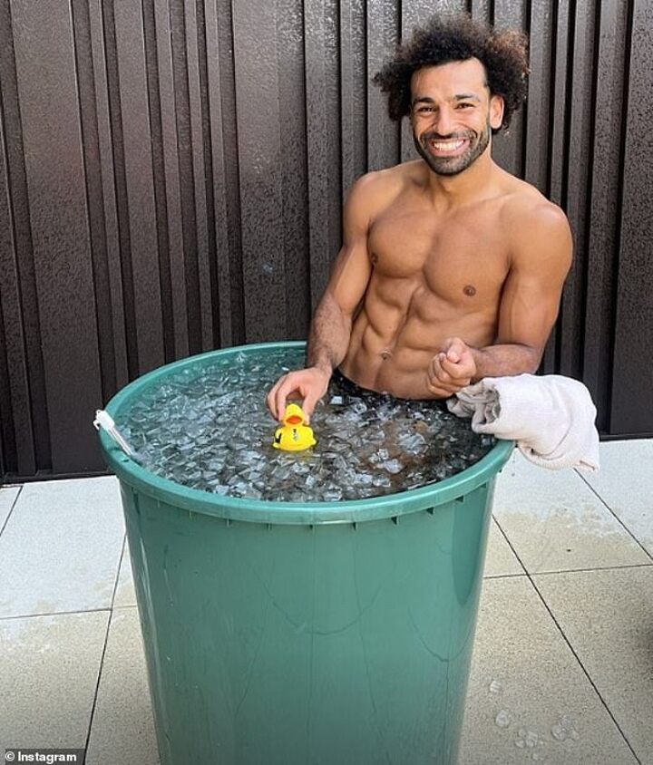 Mo Salah shows off his chiselled abs as the muscular Liverpool football  player takes a dip in a freezing ice bath| All Football