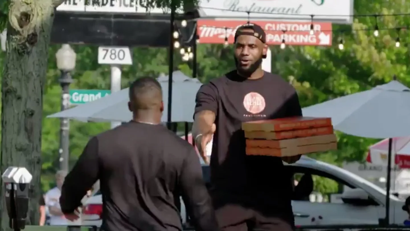 likhoa lebron james surprised everyone when he pretended to be a delivery man delivering pizza on the street 6548fb8db06ec Lebron James Surprised Everyone When He Pretended To Be A Delivery Man Delivering Pizza On The Street