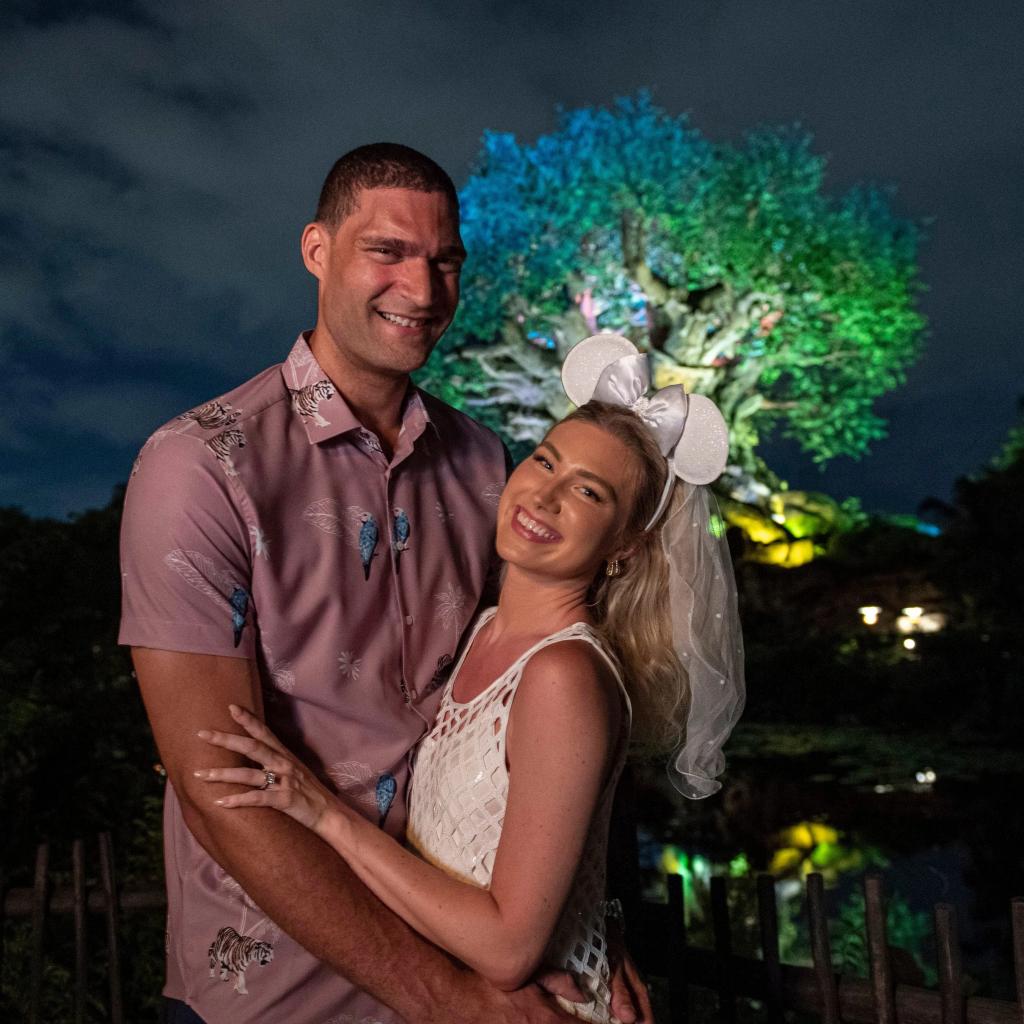 Bucks' Brook Lopez gets engaged to girlfriend at Disney World