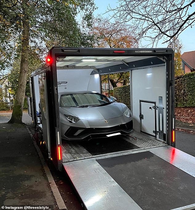 Một bài đăng trên Instagram cho thấy chiếc xe sang trọng đang được chuyển đến nhà anh ấy ở Cheshire