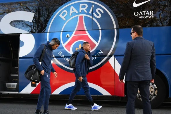 Mbappe bị xe bus của PSG 'bỏ lại' sau trận thua Dortmund