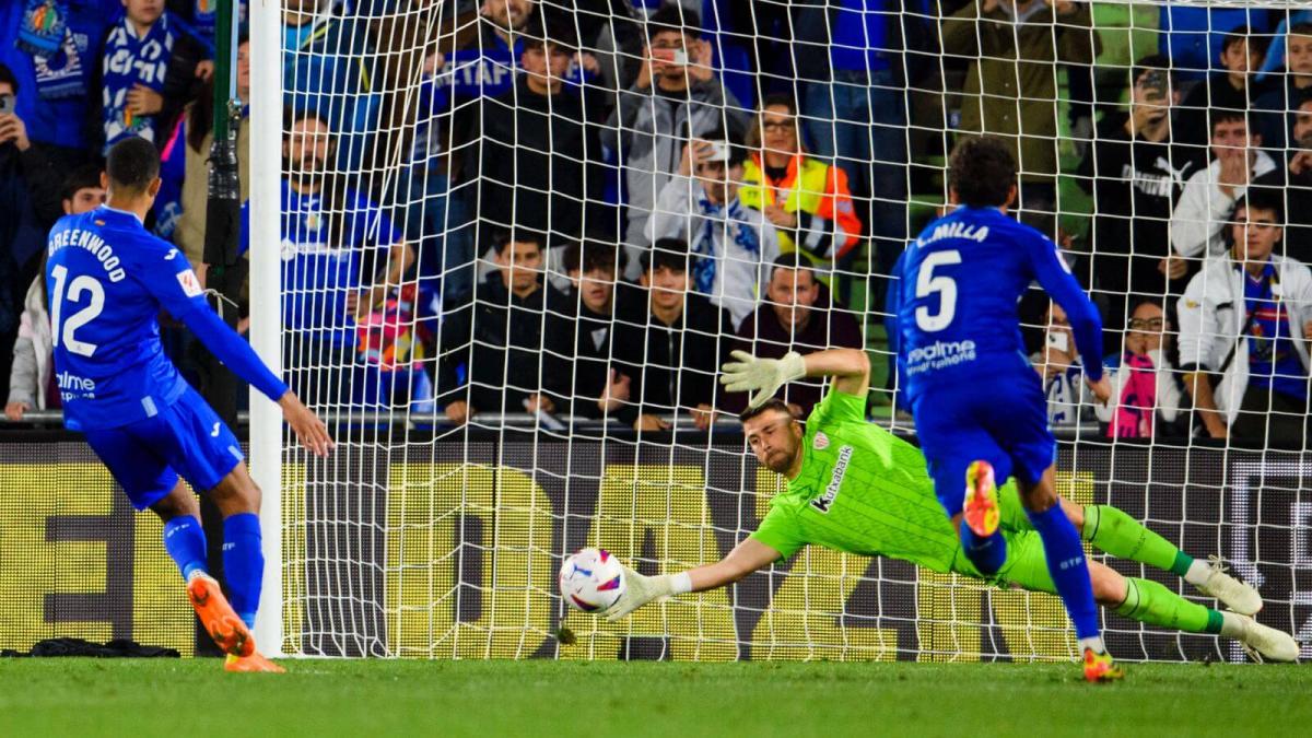 Unai Simón para un penalti a Mason Greenwood y dos goles claros