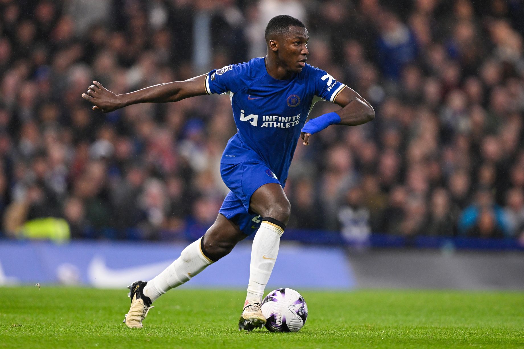 Moises Caicedo dribbles with the ball